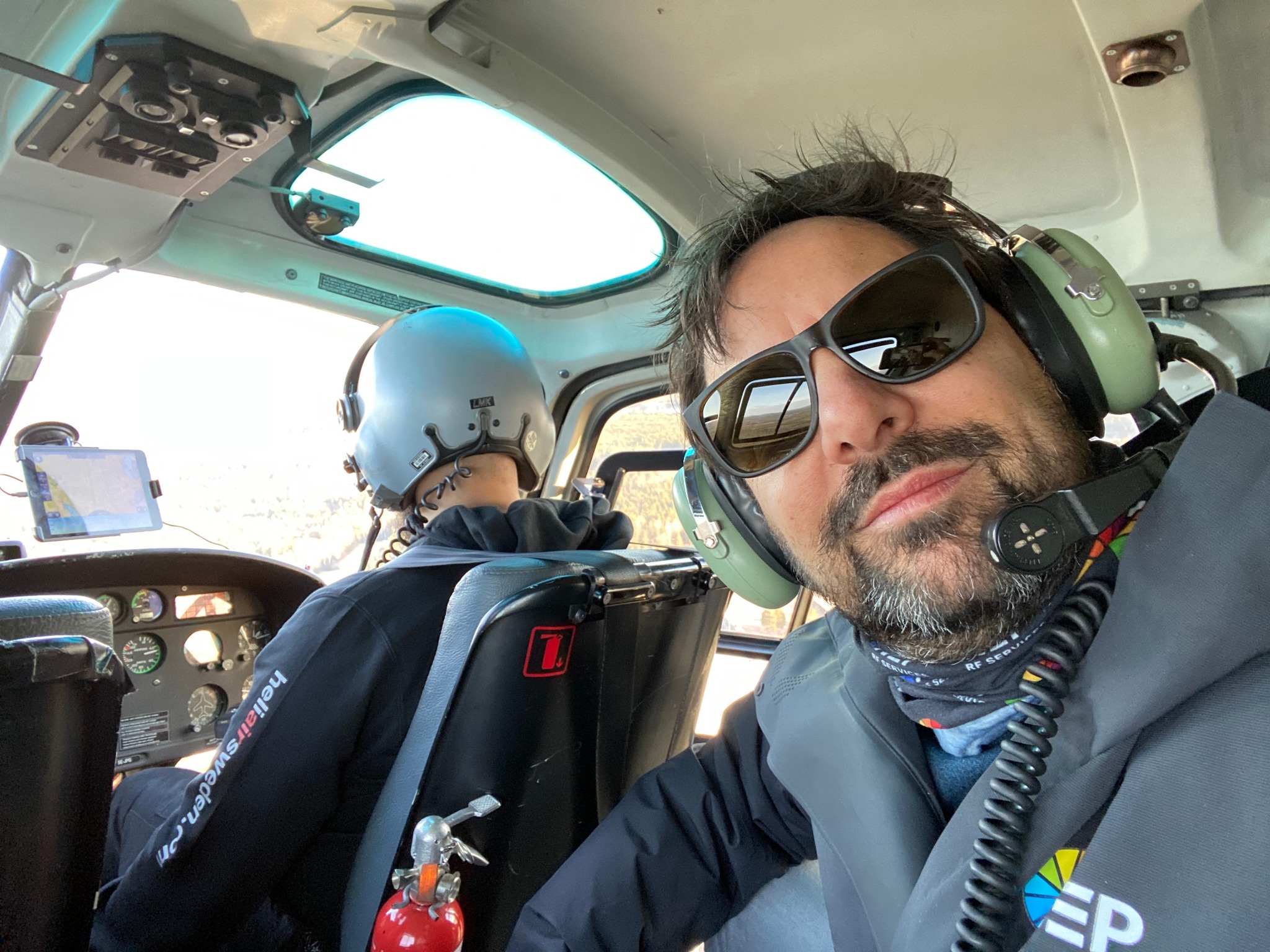 Steven van Ooy in een helikopter